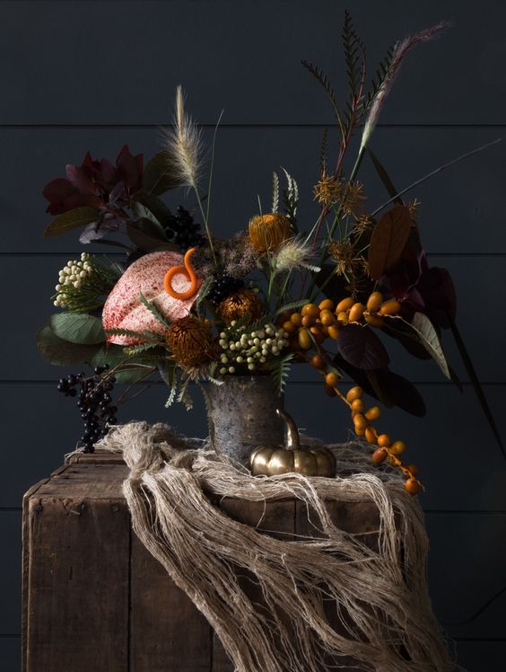 12 Stunning Halloween Florals to Inspire a Spooky Event / Dark and moody florals with kumquats 